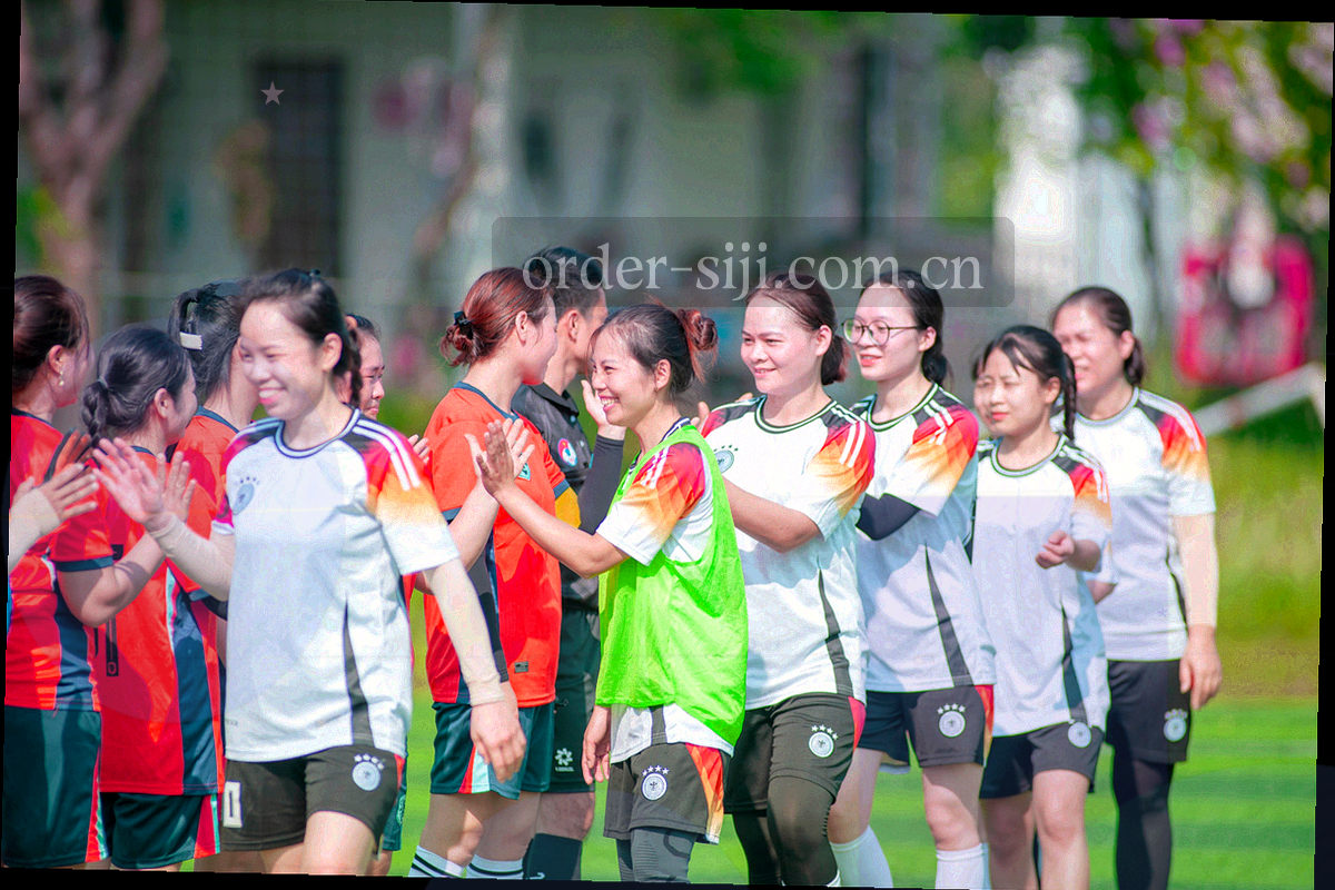 木质桌面上摊开的手写手稿、色卡与地图复印件，画面中没有人物