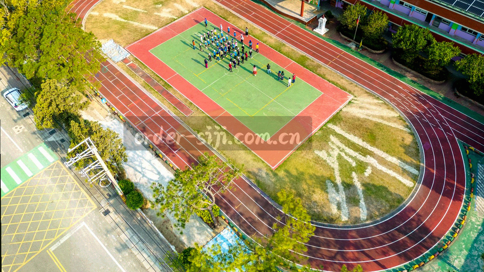 展开的卷轴与均匀刻度线条抽象图形，方格秩序排列，纸白与浅金配色